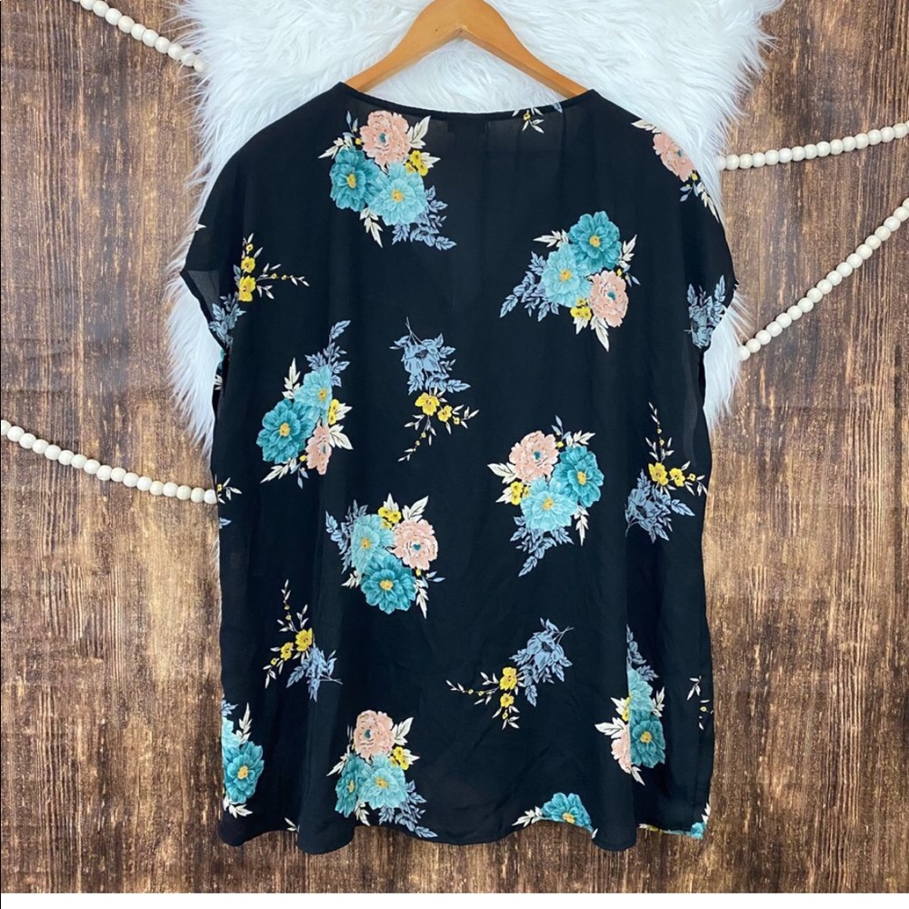 torrid | Black Floral Short Sleeve Button Top 2X - Picture 5 of 6